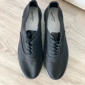 NWOT Universal Threads Black Sneakers Size 8